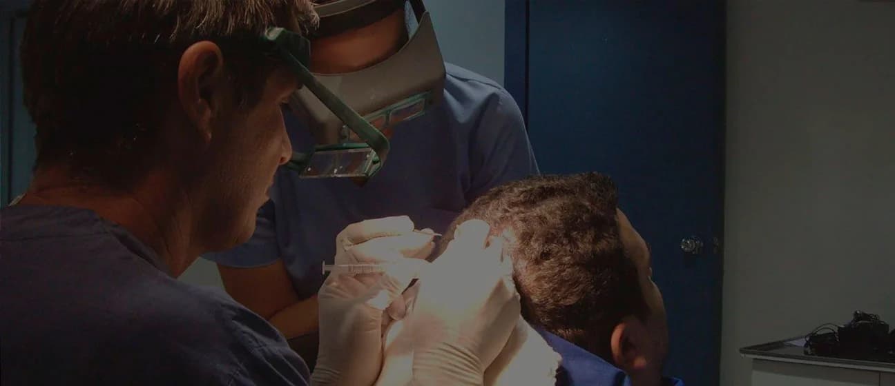 Dr. Trivellini explaining the Multiphasic FUE technique at Trivellini Tech
